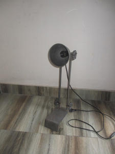 Base de lampe en étain en forme de triangle nordique brossée pour la décoration au chevet de la maison et de l'hôtel - Product Image 4