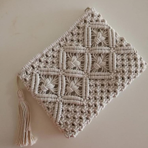 Pochette en macramé faite à la main, bonheur fait main - Product Image 1