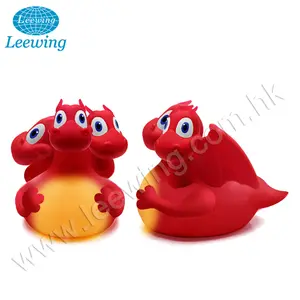 Jouet de bain en caoutchouc rouge en forme de dinosaure dragon à 3 têtes en PVC vinyle au design unique et nouveau - Product Image 1