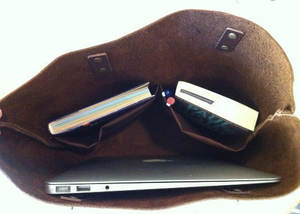 Sac fourre-tout minimaliste à fermeture éclair pour femme AV-0051 en cuir noir moyen - Product Image 5