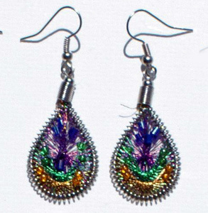 Vente en gros de petites boucles d'oreilles pendantes en forme de nombre en alliage de perles bijoux en fil de soie péruvien brillant pour vente de cadeaux - Product Image 1