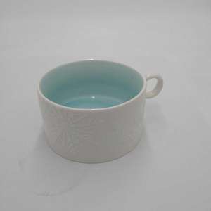 Taza de cerámica de 12oz pintada a mano de vacaciones 2025, copos de nieve de menta escarchada, diseño elevado, taza de té de leche de porcelana - Product Image 1
