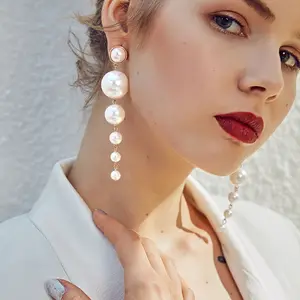 时尚优雅为女性创造了长长的模拟珍珠串声明滴耳环