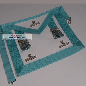 Mandil de Cuero y Terciopelo Bordado con el Emblema de la Maçonería, Bordado en Punto de Cruz, Personalizable, con Cinta de Regalia Masónica - Product Image 3