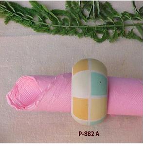Support en bois peint multicolore d'anneau de serviette de table pour la décoration de table à manger - Product Image 1