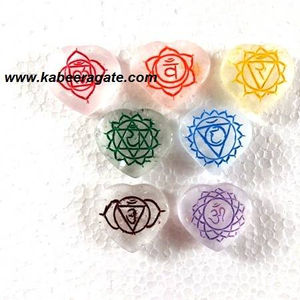 Vente en gros de chakras en forme de cœur Ensemble de pierres précieuses colorées en cristal de quartz avec écriture sanskrite - Product Image 1