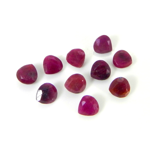 Vente en gros Lot de 10 pierres précieuses rubis 6x6mm à facettes en forme de cœur de couleur rose naturelle - Product Image 1