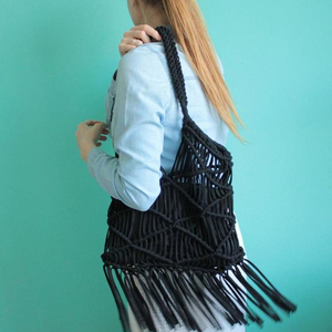 Sac en macramé noir avec franges, fait main, bonheur artisanal - Product Image 1
