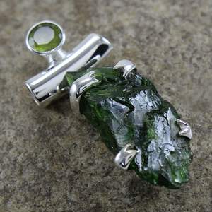 Bijoux pendentifs en argent sterling 925 avec péridot vert et pierres précieuses brutes au look élégant - Product Image 2