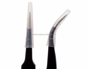 Pince à épiler d'extension de cils noire au plasma antimagnétique en acier inoxydable inclinée avec emballage dans une boîte personnalisée - Product Image 2