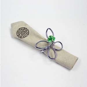 Anneau de serviette en fil de forme papillon diamant acrylique - Product Image 1