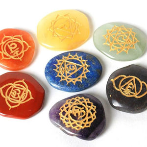 Pierre de poche polie à la main Reiki équilibrant 7 cristaux de chakra ensemble de minéraux de quartz faits à la main pour la mascotte de guérison de méditation - Product Image 1