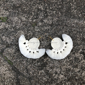 Pendientes de ganchillo a la moda, Pendientes de ganchillo color crema, Pendientes con borlas color crema, Pendientes hechos a mano, Pendientes favoritos, Pendientes bohemios - Product Image 1