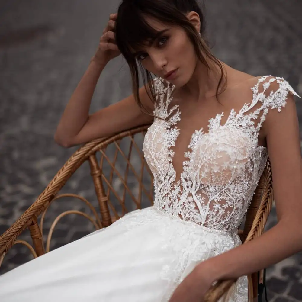 Thanh Lịch Sexy Tulle Váy Không Tay Ảo Ảnh Top Appliques Trở Lại Tòa Án Train Bãi Biển Creamlace Wedding Dresses A Line Bridal Gowns