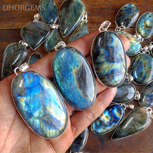 Pendentif en argent plaqué avec pierre précieuse cabochon en labradorite multi-feu DHORGEMS, vente en gros de labradorite naturelle, bijoux classiques en argent - Product Image 1