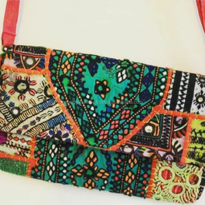 กระเป๋าคลัทช์สไตล์โบฮีเมียน Banjara แนววินเทจสำหรับสุภาพสตรีกูรู Kirpa กระเป๋าลายตัวอักษรสำหรับงานราตรีของอินเดีย - Product Image 1