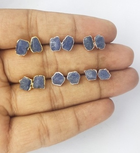 Boucles d'oreilles clous en saphir brut bleu - Pierre de naissance de septembre, cadeau de mariage et de fiançailles, matériau en alliage - Product Image 2