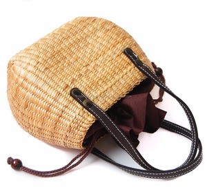 Petit sac vintage en jacinthe d'eau avec fermeture ouverte, poignées en cuir, pompon perlé, décorations florales - Product Image 5