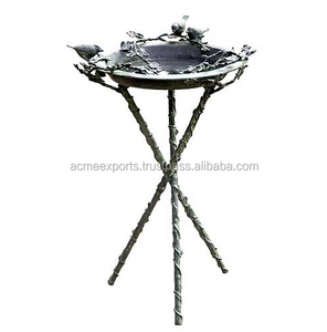 Support de bain oiseau élégant avec design détaillé inspiré de la nature pour votre décor de jardin ou de patio - Product Image 1