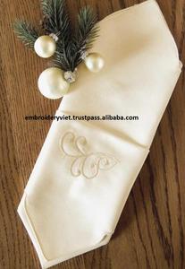 Serviette de Noël brodée à la main - Product Image 3