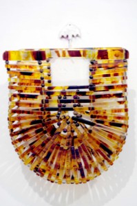 กระเป๋าคลัทช์เรซิ่นสำหรับผู้หญิงขายดีประจำปี 2022 เหมาะสำหรับฤดูร้อนและชายหาด มีฝาปิดแบบเปิดสองด้าน กระเป๋าแฟชั่นจากงานฝีมือคุณภาพจากอินเดีย - Product Image 4