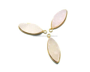 จี้ห้อยรูปทรงมาร์คีส์ประดับด้วยพลอยดรูซี่สีขาว ชุบทอง 18K เงินสเตอร์ลิงแท้ ตัวจับเดี่ยว ทำด้วยมือ พร้อมกรอบตัวเรือน - Product Image 1