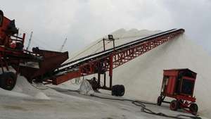 เกลือบริสุทธิ์เกรดอุตสาหกรรม (โซเดียมคลอไรด์ NaCl) สำหรับละลายน้ำแข็งบนถนน รูปแบบเม็ด - Product Image 4