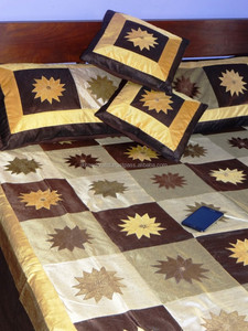 Funda de Cama de Seda Bordada con 2 Fundas de Almohada y 2 Cojines - Product Image 3