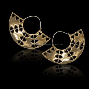 Pendientes de aro de medio círculo con acabado de latón minimalista personalizado al por mayor, joyería de moda dorada para regalo de boda, fiesta de compromiso - Product Image 1