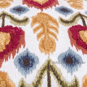 Housse de coussin indienne brodée à la main avec conception ikat personnalisée et faite à la main, housse de coussin décorative pour le soutien du dos du canapé - Product Image 3