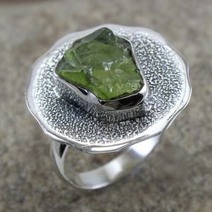 Magnifique bague péridot en argent sterling 925 avec un look et un design élégants - Product Image 2