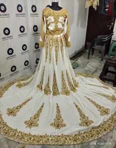 Belle robe pakistanaise blanche robe lourde tenue de mariage brodée à la main couleur personnalisable vêtements indiens et pakistanais - Product Image 2