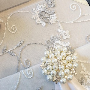 เข็มกลัดคริสตัลประดับการ์ดเชิญงานแต่งงานผ้าไหมลูกไม้ของตกแต่งงานแต่งงานที่หรูหรา - Product Image 4