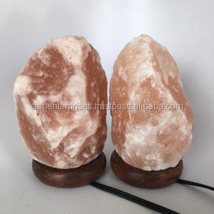 Lámpara de Sal del Himalaya, Hecha a Mano, con Técnica de Tallado, Material Orgánico, Forma Geométrica, Feng Shui, de Sian Enterprises - Product Image 2