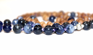 Perles de bois de santal Sodalite énergisées Mala de méditation Yoga, collier de gland en soie noué à la main, perles de prière spirituelle - Product Image 2
