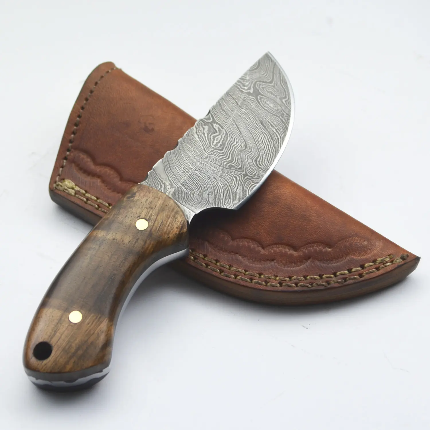 Damaskus Messer Benutzerdefinierte Handmade Damaskus Jagd Kürschnerei Messer in Nussbaum Holz Messing Pins OAL 6 zoll mit Leder Mantel