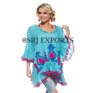 Blouse en coton 100% bohème la plus populaire, avec broderie florale Imperia, dentelle tissée, écologique, col rond à volants, coupe flatteuse - Product Image 2