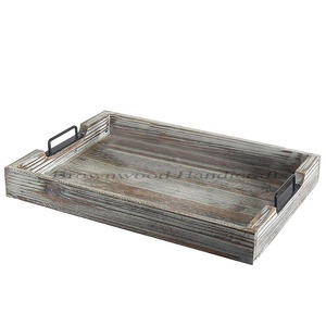 Bandeja para servir de madera de último diseño con asas de metal Bandeja de madera de pino natural para uso en restaurantes y cocinas de hoteles - Product Image 1