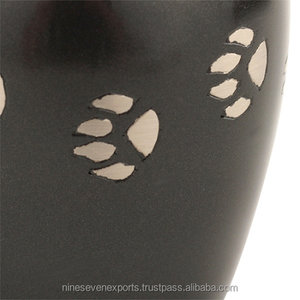 Urna para mascotas de estilo americano gris oscuro con estampado de patas plateadas Tamaño mediano Hecho de latón - Product Image 3