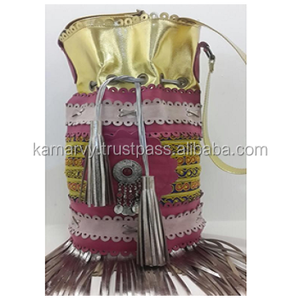 Sac de voyage rond unique de style gitan, fait main, ethnique, bohème, spacieux et tendance - Product Image 1