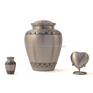 Juego de 4 Urnas Funerarias de Latón Macizo Estilo Americano para Cenizas - Product Image 1