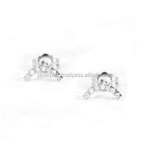 Pendientes de tachuelas con diseños de Luna pequeña de oro amarillo de 14K sólido de la mejor calidad al por mayor con diamantes pavimentados, joyería de gama alta - Product Image 4