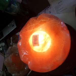 โคมไฟเกลือหิมาลายันทรงลูกบาศก์ลูกบาศก์สีชมพูพร้อมก้อนเกลือในองค์กร Sian - Product Image 2