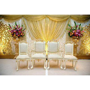 Ensemble de chaises de mariage Bollywood élégantes, magnifiques chaises de Mandap hindoues avec sculptures dorées pour les mariages en Californie - Product Image 1