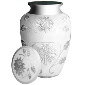 Flourish Brass Funeral Urn Suministros de calidad premium para servicios conmemorativos - Product Image 3