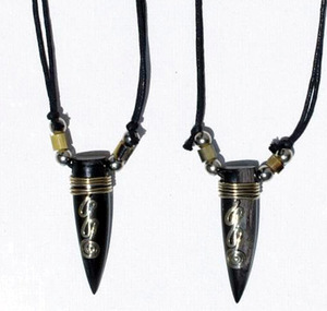 Venta al por mayor de collar de cuentas tribales étnicas hechas a mano peruanas con colgante de cuerno de toro tallado para ocasiones de regalo - Product Image 1