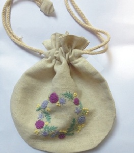 Bolsa de regalo de tela de algodón con bordado a mano, con cordón - Product Image 1