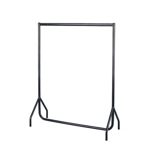 Perchero de Pie Moderno con Base de Acero Negro para Exhibición de Ropa en Tiendas Minoristas - Product Image 1