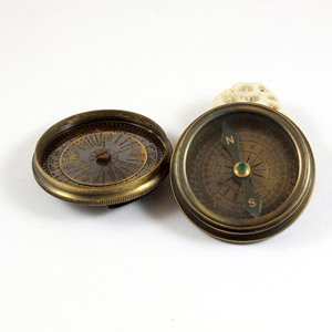 Reloj de brújula Náutica de latón antiguo Calendario de 100 años hecho a mano 100% que muestra diferentes ciudades aleación cuero vidrio Metal - Product Image 4