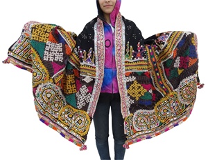 Châle rabari en laine brodé à la main - Product Image 2